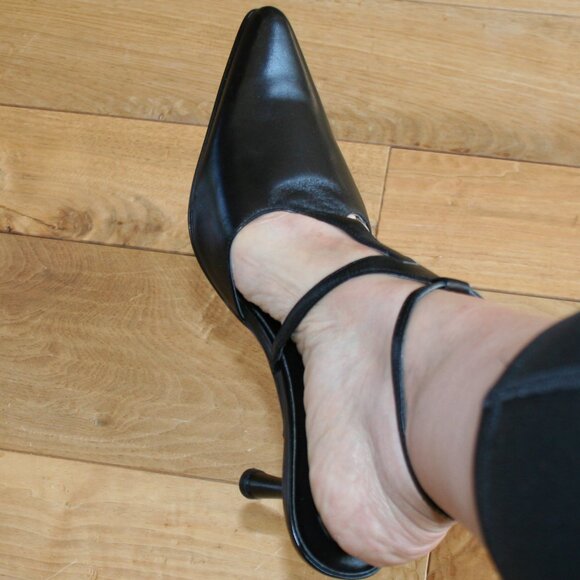 Black Leather Pump/ Closed Pointed Toe, Strapped Heels Size 8M - Picture 9 of 9